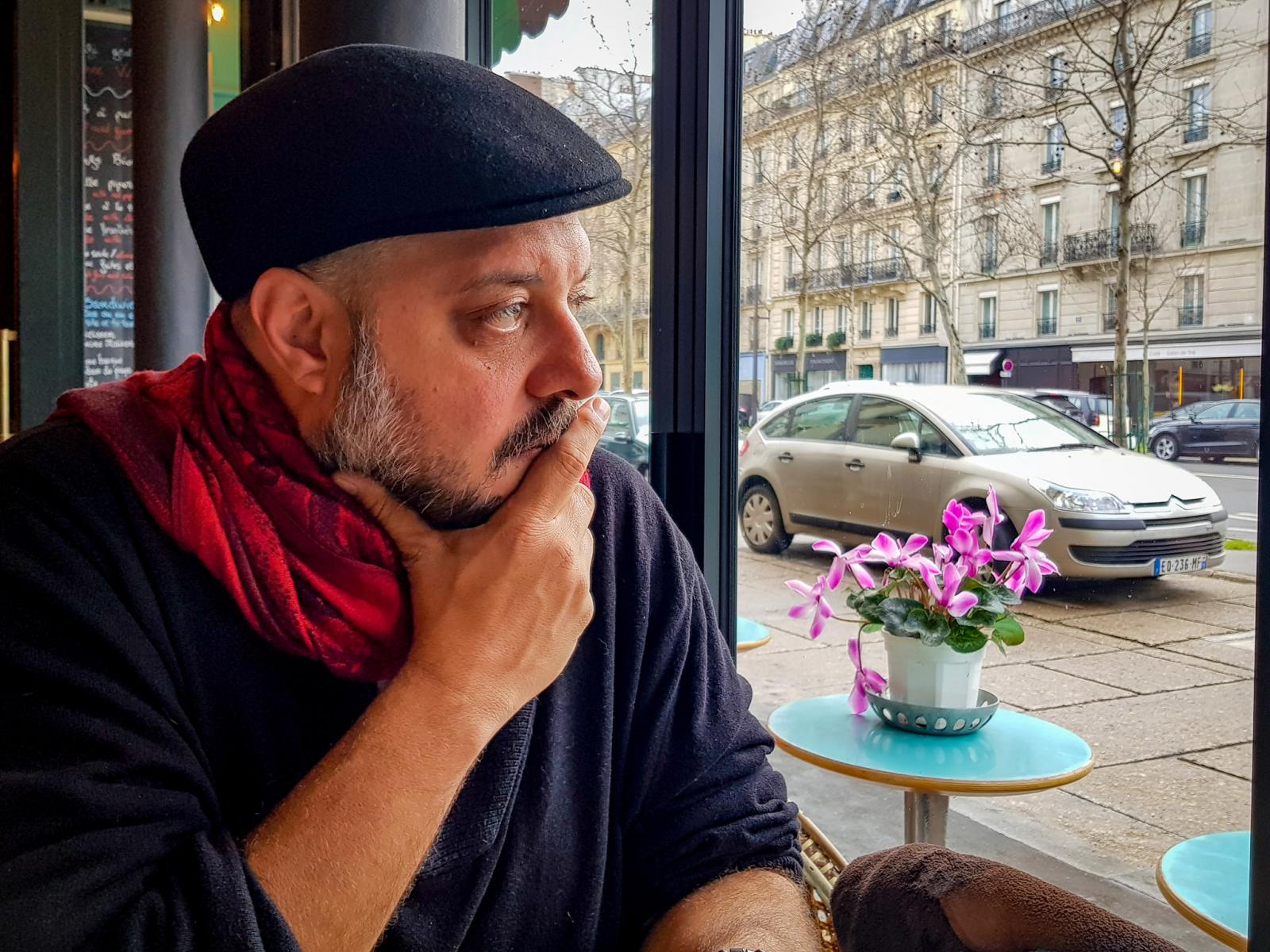 פריז מוציאה ממבקריה את הרגש הצרפתי. דויד פרץ בצילום מקסים של ענת שולמן פרץ בעת הביקור (צילום: פייסבוק)